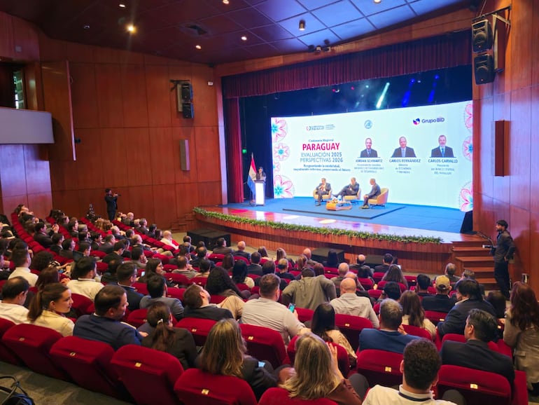 Conferencia Magistral "Paraguay: Evaluación 2025 y Perspectivas 2026"