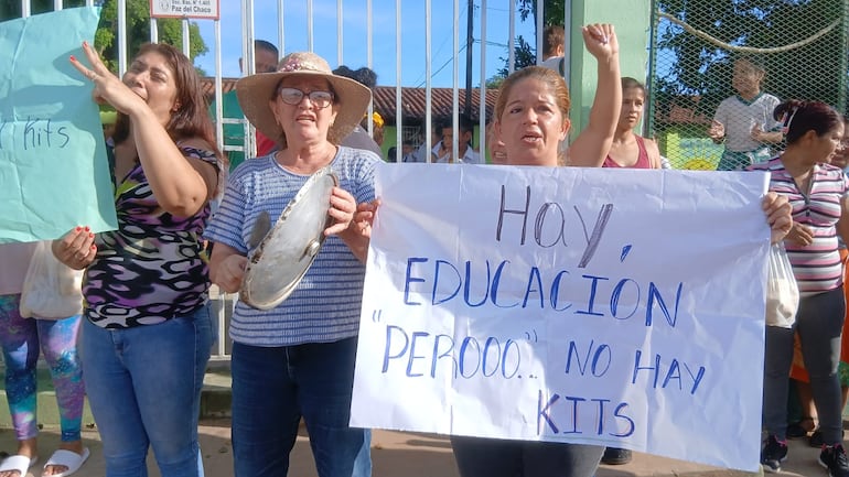 Con tapas de ollas, carteles y petardos se hicieron sentir durante la manifestación.