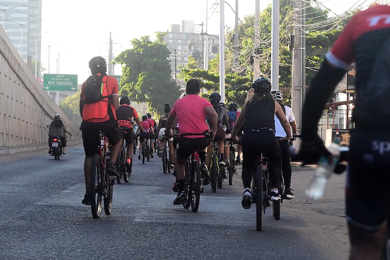El recorrido en bicicleta se realizó por las principales avenidas de Asunción para sensibilizar sobre el respeto a los ciclistas. 