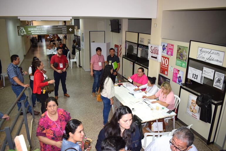 Gran afluencia de abogados pasilleros llegaron al Palacio de Justicia para elegir a sus representantes.