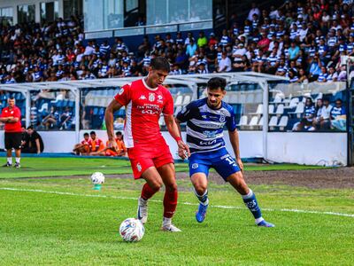 El defensor de General Cabalero de Juan León Mallorquín, Alexis Rodas controla el esférico ante la presión del delantero de Sportivo 2 de Mayo, Rodrigo Ruiz Díaz.