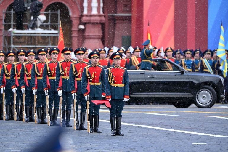 Soldados de la guardia de honor rusa asisten al desfile militar del Día de la Victoria en la Plaza Roja de Moscú.