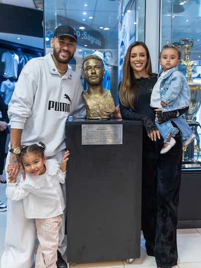 Neymar posando feliz con su pareja Bruna Biancardi y sus hijas Mavie y Mel, en el Memorial de las Conquistas del Santos FC.