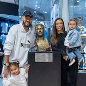 Neymar posando feliz con su pareja Bruna Biancardi y sus hijas Mavie y Mel, en el Memorial de las Conquistas del Santos FC.