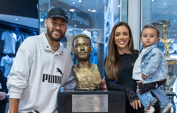 Neymar posando feliz con su pareja Bruna Biancardi y sus hijas Mavie y Mel, en el Memorial de las Conquistas del Santos FC.