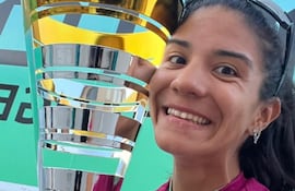 La paraguaya Agua Marina Espínola Salinas (29 años) festeja con su título en España.