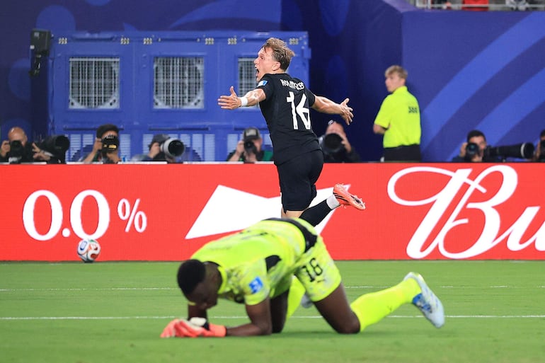 Marcus Holmgren Pedersen (#16) de Noruega abrió las puertas del triunfo ante Senegal.