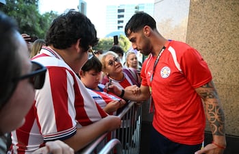 Gabriel Ávalos firmando remeras a su vuelta al hotel luego del entrenamiento.