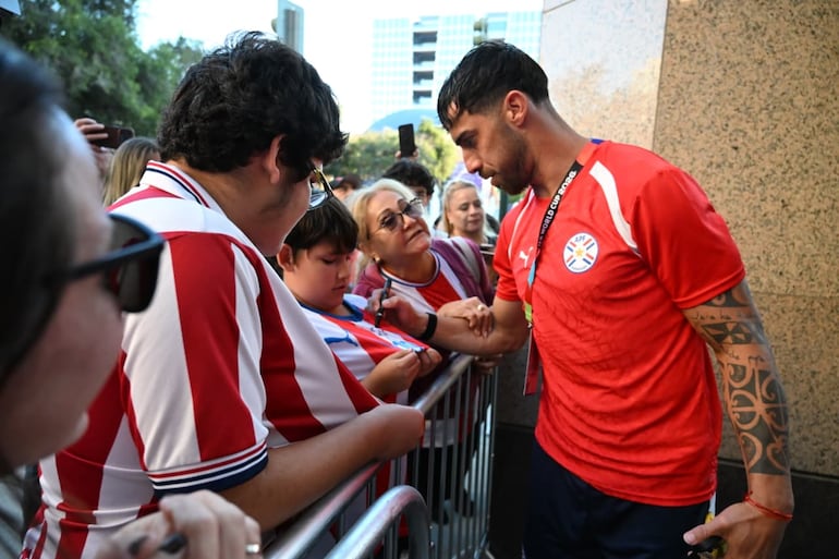 Gabriel Ávalos firmando remeras a su vuelta al hotel luego del entrenamiento.