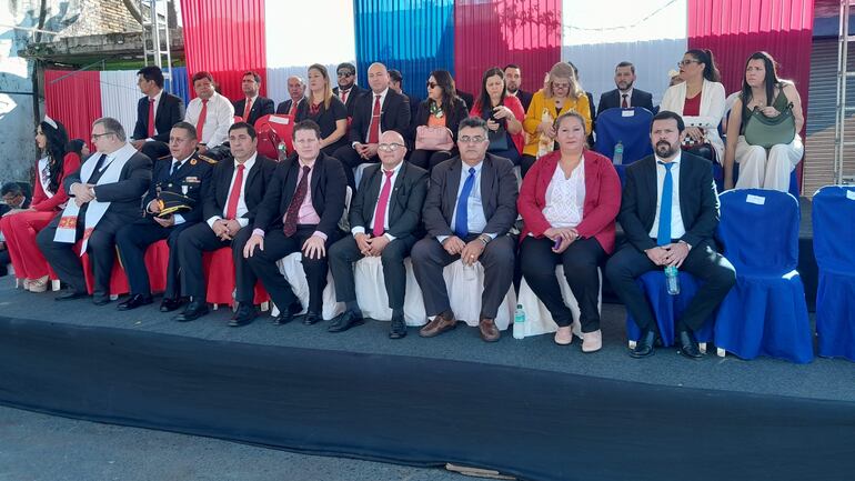 Autoridades de la ciudad de Ñemby, durante el desfile estudiantil por el 124 aniversario de la ciudad. varios concejales colorados dieron el vacío al jefe comunal.