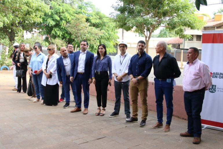 Luis Bello (ANR-HC), entonces concejal, junto al exintendente Óscar "Nenecho" Rodríguez (ANR-HC) en el acto de palada inicial de la plaza Naciones Unidas.