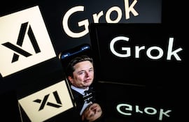 Elon Musk rodeado de los logos de X y Grok.