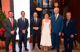 Carlos Vouga, Elias Saba, Robert Alter, encargado de Negocios de la Embajada de EE. UU., Estefanía Elicetche, Peter Hansen y Víctor Abente.