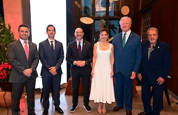 Carlos Vouga, Elias Saba, Robert Alter, encargado de Negocios de la Embajada de EE. UU., Estefanía Elicetche, Peter Hansen y Víctor Abente.
