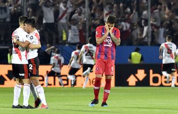 La desazón de Joaquín Larrivey contrasta con la celebración del defensor paraguayo de River Plate, Robert Rojas, con otro compañero.