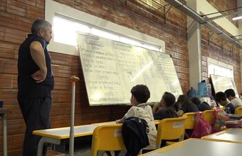 Sin mamparas, con grados encimados, los niños de la escuela San Francisco, en riesgo de derrumbe, dan clases en una fábrica abandonada.