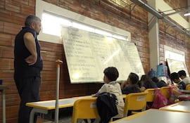 Estudiantes del barrio San Francisco dan clases en una fábrica abandonada debido a la clausura de su institución educativa.
