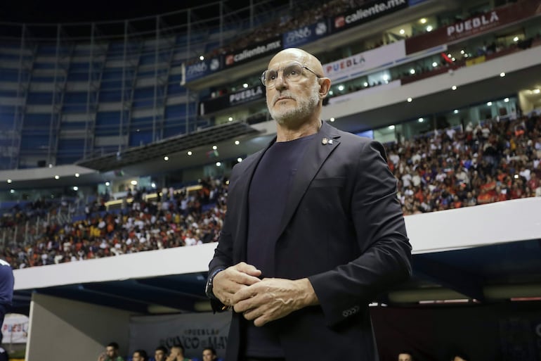 El seleccionador de España Luis de la Fuente reacciona este lunes, en un partido amistoso entre España y Perú previo al Mundial de Fútbol 2026 en el estadio Cuauhtémoc en Puebla (México).