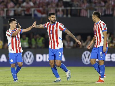 Omar Alderete (c), jugador de la selección de Pargauay, celebra un gol en el partido frente a Argentina por la fecha 11 de las Eliminatorias Sudamericanas 2026 en el estadio Defensores del Chaco, en Asunción, Paraguay.