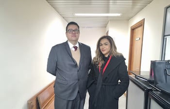 La ex fiscala Stella Mary Cano, está procesada por presunta persecución de inocentes cometida contra un estilista italiano residente en Paraguay. Junto a ella está el abogado Daniel Lobo Corbeta.