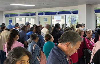 Fila de pacientes esperando atención en la farmacia del Hospital Central IPS