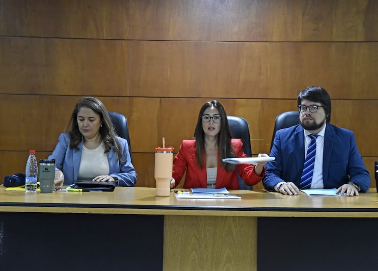 Yolanda Morel, Adriana Planás y Matías Garcete integran el Tribunal de Sentencia que tiene a su cargo el juicio a Arnaldo Giuzzio.