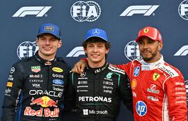 Max Verstappen (izquierda), el ganador de la "pole position", Andrea Kimi Antonelli (centro), y Lewis Hamilton posan luego de la qualy en Mónaco.