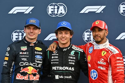 Max Verstappen (izquierda), el ganador de la "pole position", Andrea Kimi Antonelli (centro), y Lewis Hamilton posan luego de la qualy en Mónaco.