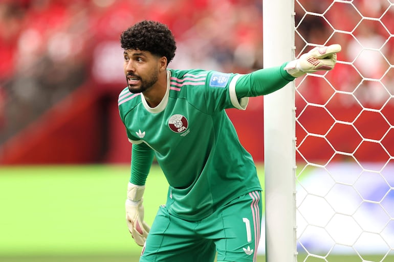 Mahmoud Abunada de Qatar observa durante el partido del Grupo B de la Copa Mundial de la FIFA 2026 entre Canadá y Qatar en el BC Place Vancouver, Columbia Británica.