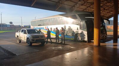 Intervención policial en la terminal de ómnibus de PJC tras el fallecimiento de un pasajero.