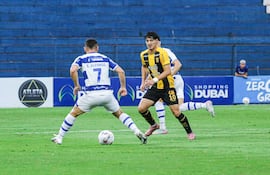 El extremo de Guaraní, Derlis Rodríguez encara la marca del delantero, Elías Alfonso, del Sportivo 2 de Mayo.