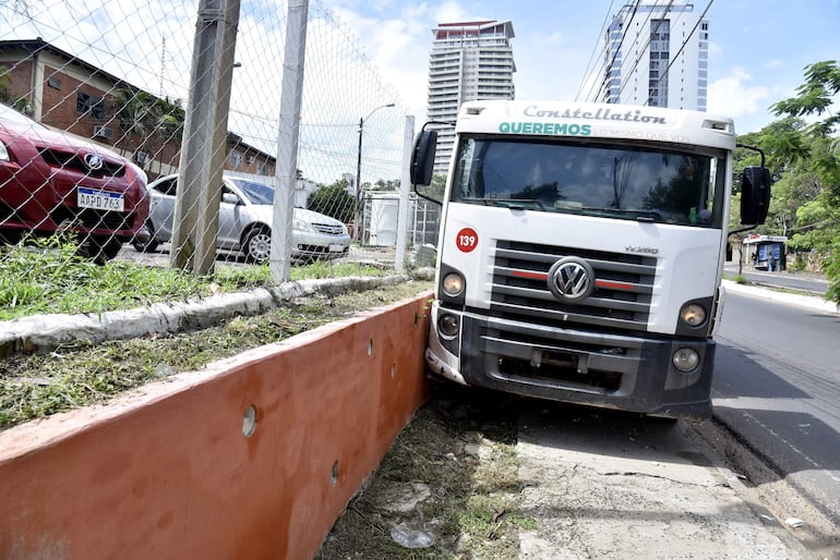 El percance dejó en evidencia las precarias condiciones de los camiones recolectores de basura de la Municipalidad de Asunción. 
