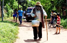 Una caracterización del Karai Octubre, que se acerca cargado de miseria.