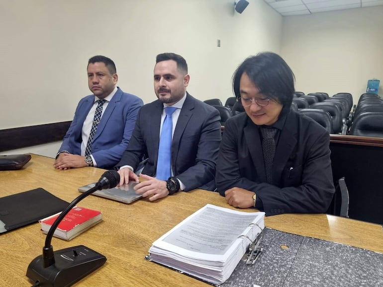 Fiscales Deny Yoon Pak (derecha) y Silvio Corbeta (centro), encargados de la causa contra el senador Erico Galeano.