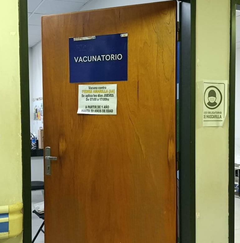 El vacunatorio del IPS se encuentra en la planta baja del Centro de Atención Ambulatoria (CAA) del Hospital Central.