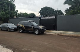 La Policía Federal busca desarticular la organización criminal dedicada al tráfico internacional de drogas y armas.