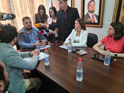 Integrantes de la organización "Chau nepotismo" junto con el senador Colym Soroka.