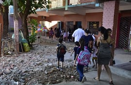 Pedazos de hierro de muebles rotos y el piso reventado reciben a los alumnos de la escuela Federico Cháves en su primer día de clases.