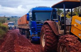 En días de lluvia el camino de tierra de 60 kilómetros que une Itakyry con el distrito de Nueva Toledo es prácticamente intransitable.