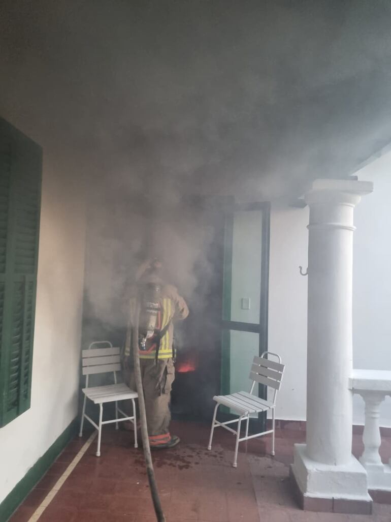 Los bomberos lograron controlar el fuego y llevaron a cabo los trabajos de enfriamiento en el lugar.