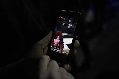 Una persona observa un video en un teléfono móvil que muestra a un hombre apuntando a la vicepresidenta argentina Cristina Fernández de Kirchner frente a su residencia en Buenos Aires, el 1 de septiembre de 2022.