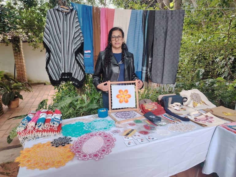 Demetria Arenas expuso con entusiasmo sus obras.