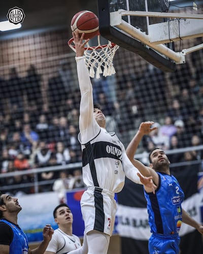 Rodney Mercado (i) va por la canasta contra Diego Bareiro.