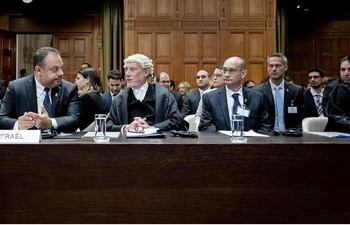 Consejero Jurídico del Ministerio de Asuntos Exteriores de Israel, el abogado Malcolm Shaw (2-izq.), y Gilad Noam (dcha.), Fiscal General Adjunto para Asuntos Internacionales, sentados antes de la audiencia del caso de genocidio. contra Israel presentado por Sudáfrica, ante la Corte Internacional de Justicia (CIJ) en La Haya, Países Bajos, el 12 de enero de 2024 | Foto: EFE/EPA/REMKO DE WAAL