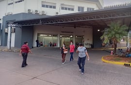 Imágenes del Hospital Central del IPS esta mañana, donde con frecuencia se reportan reclamos de falta de fármacos e insumos.