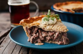 Tarta de carne con cerveza.