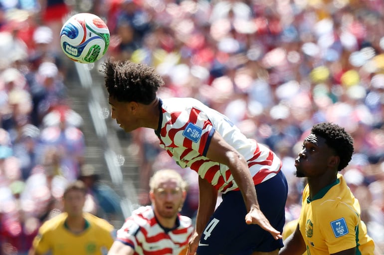 Tyler Adams aplica el cabezazo al adelantarse al australiano Mohamed Toure.