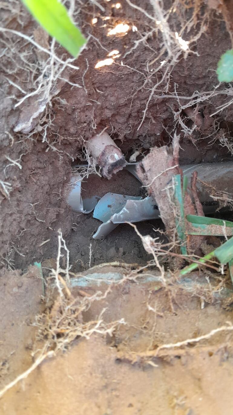 Al desperdiciarse tanta agua, a los pobladores del barrio San Blas 1 ya no les llega el suministro como corresponde y eso afecta a varias viviendas.