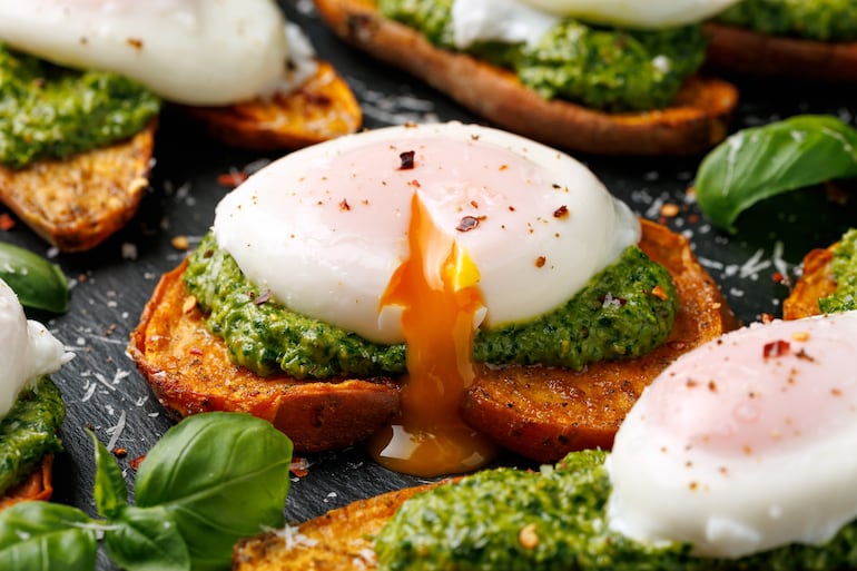 Tostadas con huevo y pesto de aguacate.