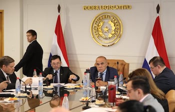 El presidente de la Cámara de Senadores, Basilio "Bachi" Núñez (ANR, HC) presidió la reunión de la mesa directiva del Senado.